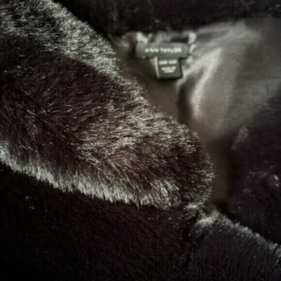 Ann Taylor (O/S) Sophisticated Soft & Luxurious Faux-Fur Stole/ Wrap/ Cape - Picture 6 of 9